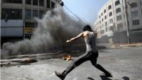 Filistinli Gençler El-Halil’de İsrail Askerlerine Boru Tipi Bomba Attı