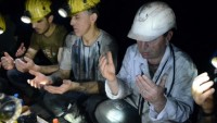 Maden İşçileri, İlk sahuru yerin metrelerce altında yaptılar