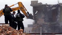Siyonist İsrail güçleri, müebbet hapis cezası verdiği bir Filistinlinin El halil’deki evini yıktı