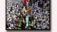 Tasarım: Kuveyt’te Cami Saldırısında Şehid Olan Müslümanlara Düzenlenen Cenaze Töreninde Hep Bir Ağızdan Vahdet Sesleri Yükseldi