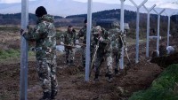Makedonya, Yunanistan sınırına tel çit örmeye başladı