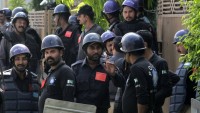 Pakistan’da rehin polisler için operasyon sürüyor
