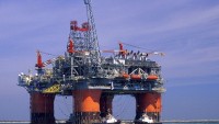 Azerbaycan’da petrol platformunda, meydana gelen kazada 10 işçi denize düşerek kayboldu