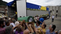 Srebrenista katliamında hayatını kaybeden 136 kurbanın cenazeleri Potoçari’ye ulaştı