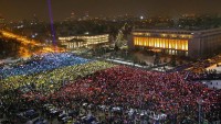 Romanya’da on binlerce kişi hükümeti istifaya çağırdı