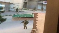 Siyonist İsrail Ordusu Filistinlilere Ait Evlerin Çatılarını Gözetleme Noktası Yaptı