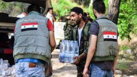 Foto: Suriyeli gönüllüler askerlere gıda ve su yardımı götürdü