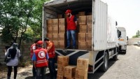 Şam’da Valilik ve Suriye Kızılay Örgütünün işbirliğiyle gıda paketleri dağıtılıyor