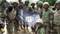 Foto: Nijerya Ordusuna Bağlı Çeteler IŞİD Bayrağıyla Poz Verdi