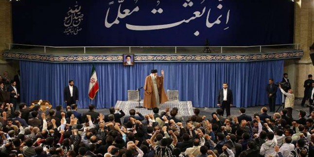 İmam Seyyid Ali Hamanei: İran Milleti Birlik Olursa, Düşmanın Komploları Geri Tepecek
