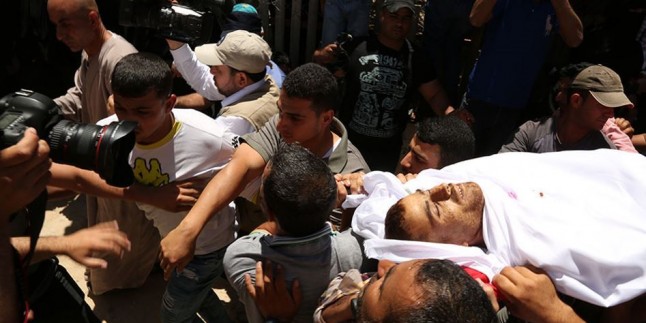 Filistinli Şehit En-Neccar’ın Cenazesi Büyük Bir Kalabalık Tarafından Kaldırıldı