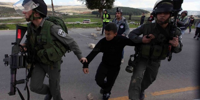 İşgal Güçleri Kudüs ve El-Halil Şehrinde Düzenledikleri Operasyonlarda 3’ü Çocuk 9 Kişiyi Tutukladı…