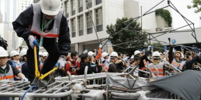 Hong Kong’da gösteri alanları boşaltılıyor