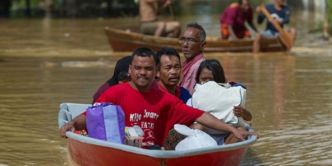 Malezya’da Sel Felaketi Sonrası On Binlerce Kişi Yardım Bekliyor…