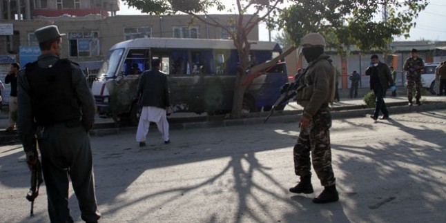 Afganistan’da askeri otobüse saldırı