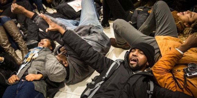 Londra’da Eric Garner İçin Düzenlenen Prostesto Gösterilerinde 80 Eylemci Göz Altına Alındı…