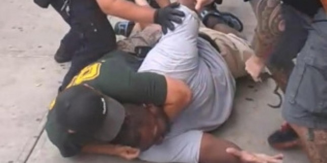 Eric Garner’ın Katili Olan Polis İçin Takipsizlik Kararı Verilmesi ABD Halkını Çileden Çıkardı…
