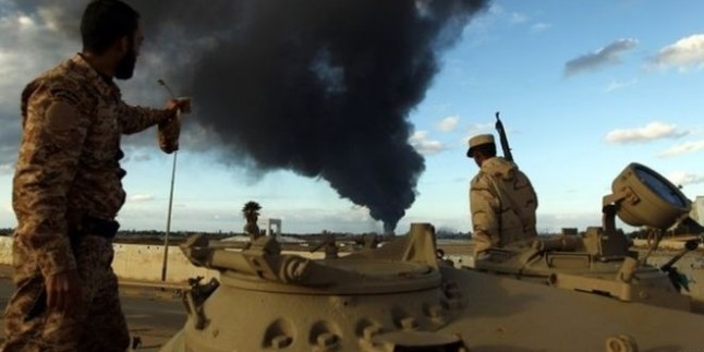 Libya’da Askeri Jetler Petrol Tankerini Bombaladı…