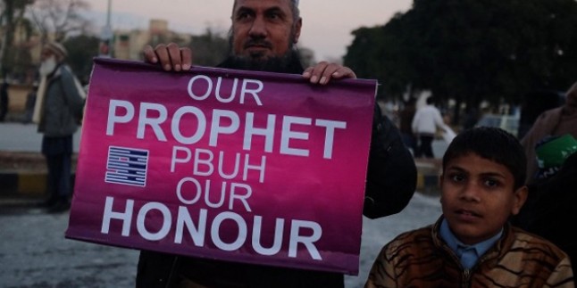 Keşmir’de, Charlie Hebdo Protestolarına Polis Müdahale Etti…