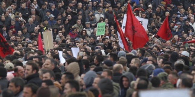 Kosova’da Göstericiler, Hükümete 48 Saat Süre Tanıdı…