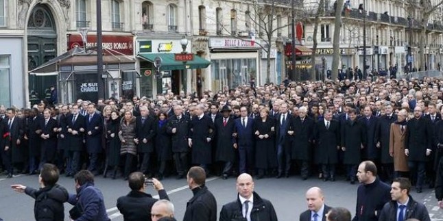 Paris’te Yürüyen Devlet Başkanlarının Gösteriş İçin Halktan Ayrı Yürüdüğü Ortaya Çıktı…