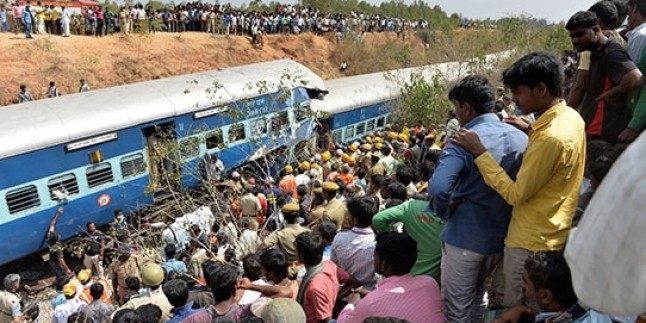 Hindistan’da tren kayaya çarptı: 11 ölü 42 yaralı…