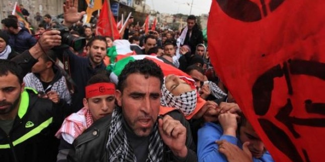 Korsan İsrail askerlerinin kurşunuyla şehid olan Filistinli genç son yolculuğuna binlerce kişinin katıldığı törenle uğurlandı…