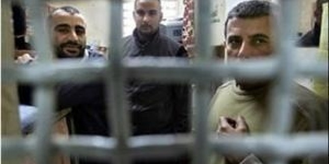 Filistinli Esirlerin Aileleri Hapishanelerin Yeterince Isıtılmamasından Şikâyetçi…