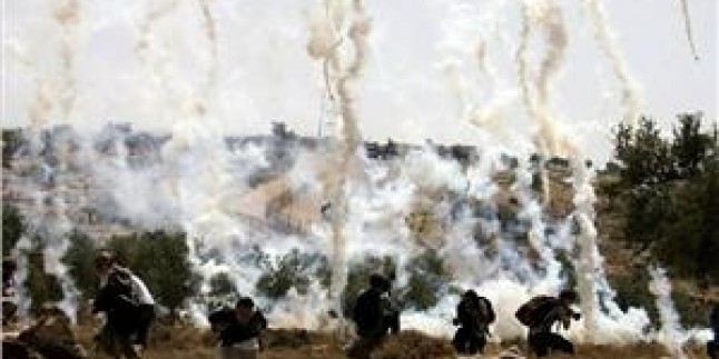 İşgal Polisi Filistinli Göstericilere Karşı Yine Gaz Bombaları Attı…