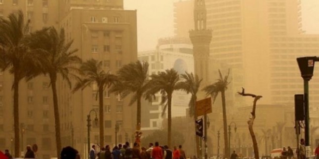Mısır’ın başkenti Kahire’yi kum fırtınası esir aldı…