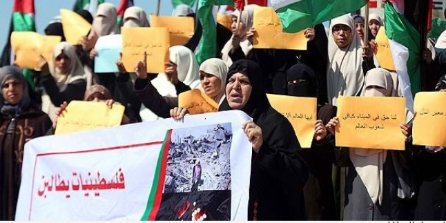 Gazzeli kadınlar, İsrail ablukasının kaldırılması ve yeniden imarın hızlandırılması talebiyle gösteri düzenledi.