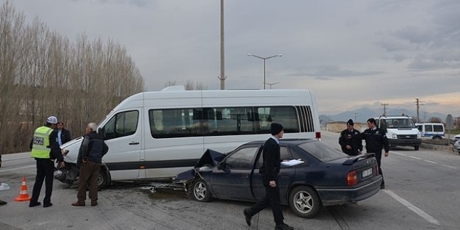 Karaman’da trafik kazası: 14 yaralı