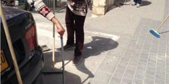 Kudüslüler “Kudüsümüz Temiz ve Sağlıklı” kampanyası kapsamında temizlik çalışmalarına katıldı