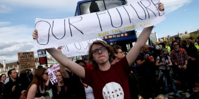 İngiltere’nin Yeni Hükümeti, Protesto Edildi