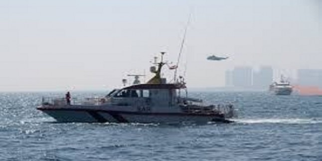 İran Fars körfezinde batan teknenin mürettebatını kurtardı
