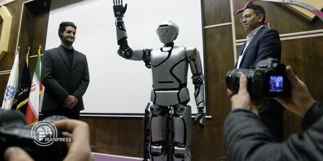İran’ın insan biçimindeki robotu tanıtıldı