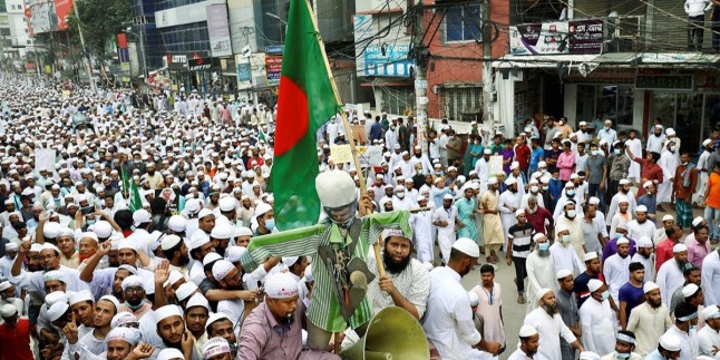 Macron’un ırkçı tutumlarına karşı Bangladeş’te insanlar sokağa döküldü