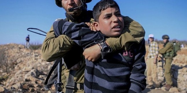 Siyonist İsrail, 2020’de 400’den fazla Filistinli çocuğu tutukladı