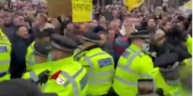 Londra’da polis ve koronavirüs tiyatrosunu protesto edenler arasında çatışma!