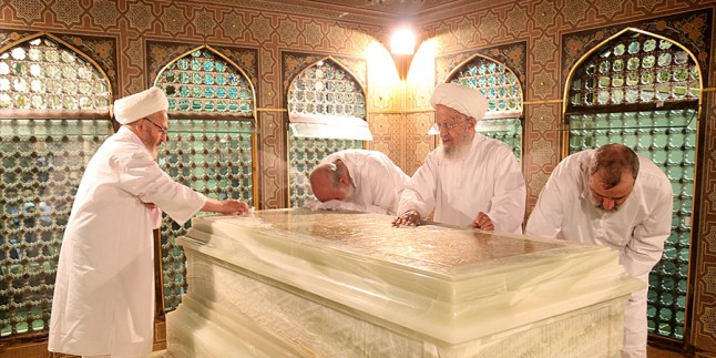 Ayetullah Mekarim Şirazi ve Cafer Subhani İmam Rıza’nın Mezarında
