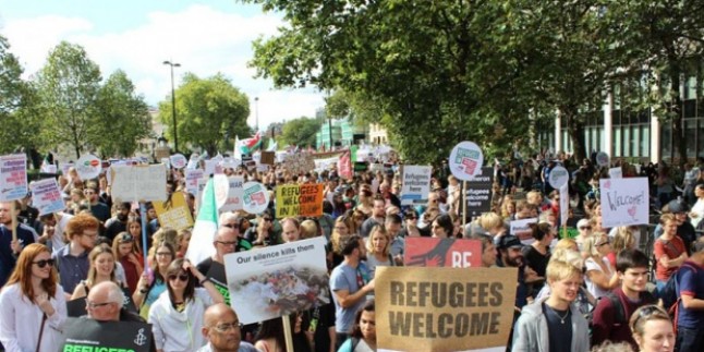 İngiliz halkı, sığınmacıları desteklemek için protesto gösterisi düzenledi