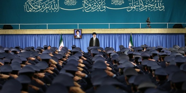 İmam Ayetullah Hamanei: İran halkı 22 Behmen’de ABD’nin tehditlerine cevap verecek