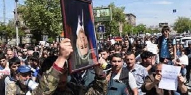 Ermenistan’da onlarca gösterici gözaltına alındı