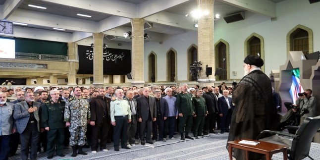 İslam inkılabı rehberi: İran milletinin mukaddes savunma yıllarındaki yenilmezlik mesajını dünyaya anlatalım
