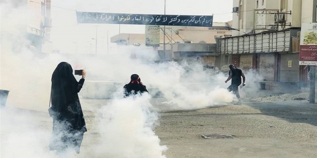Bahreyn halkının barışçı gösterileri Al-Halife rejimi işbirlikçilerince bastırıldı