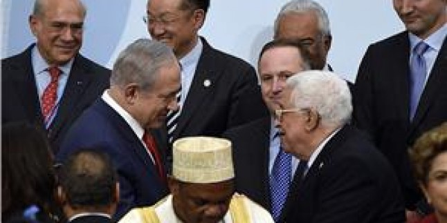 Abbas ve Netanyahu Paris’te Görüşüp Tokalaştı
