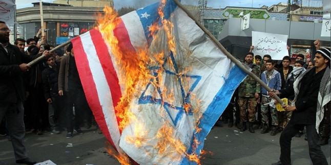 İran’da ABD ve İsrail bayrakları ateşe verildi