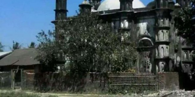 Arakan’da tarihi cami kundaklandı