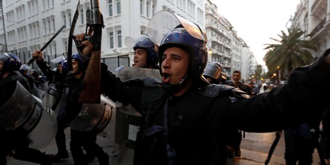 Cezayir’de Buteflika karşıti gösteride Cezayir polisinden ‘ordu ve halk kardeştir’ kutlaması