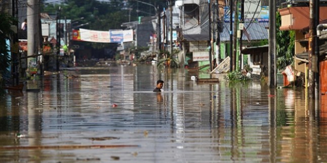 Endonezya’daki sel nedeniyle 100 binden fazla kişi evinden oldu